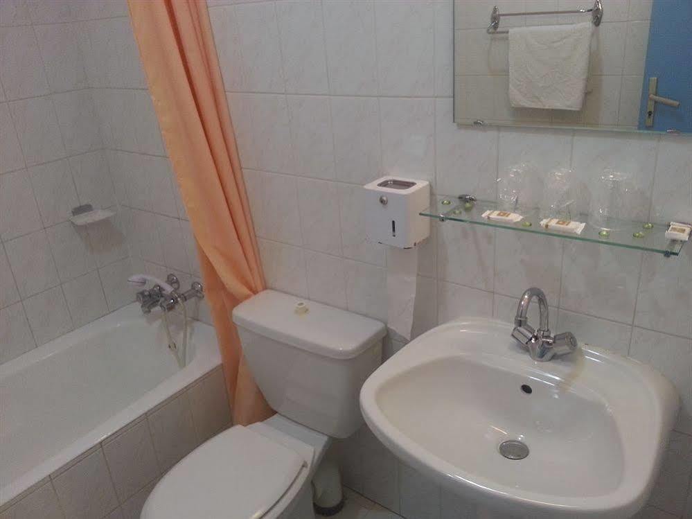 Hotel Restaurant Les 3 Chenes เฟรฌูส ภายนอก รูปภาพ