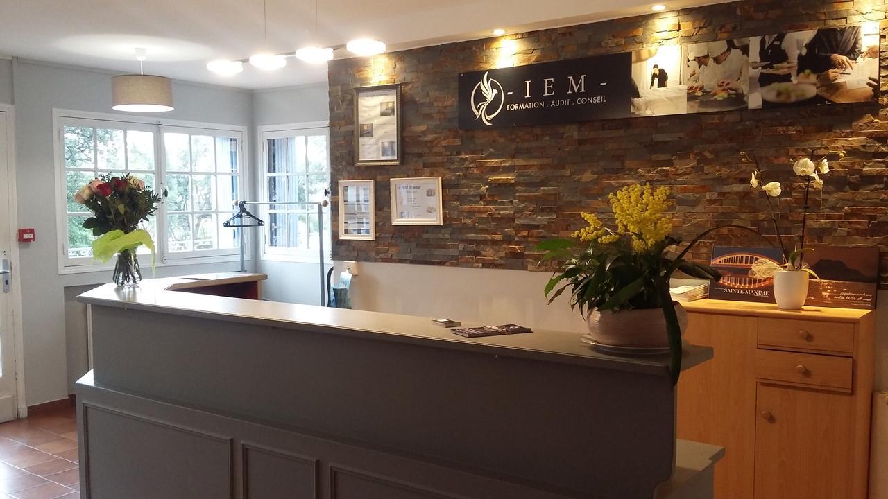 Hotel Restaurant Les 3 Chenes เฟรฌูส ภายนอก รูปภาพ